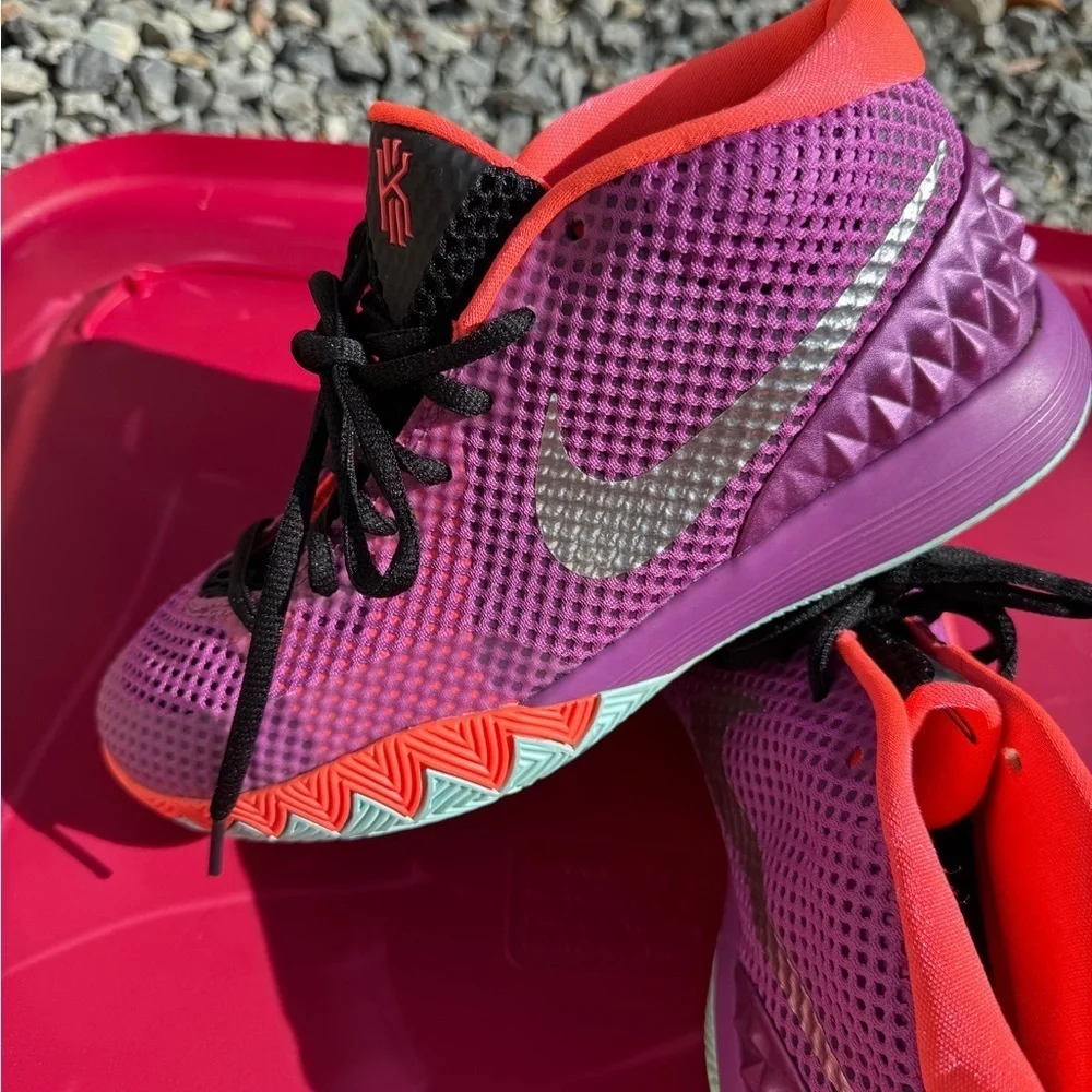 Nike 2014 High Top Basketball Shoes Kyrie 1 Y6 Easter Berry Sneakers breathable